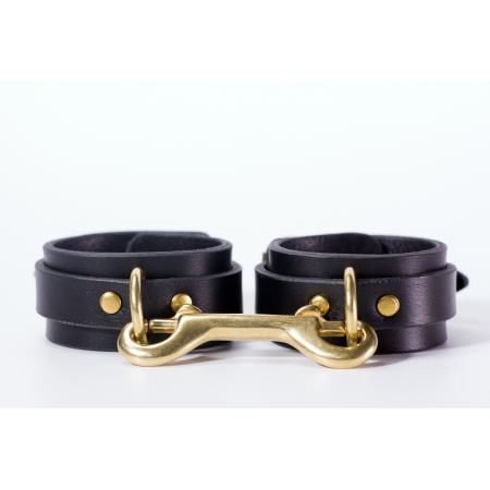 Наручники из ременной кожи с фурнитурой из латуни 