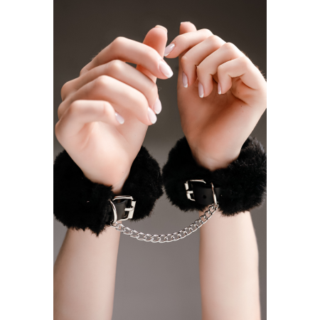 Наручники бейсик на блестящей цепи (черные) Наручники бейсик на блестящей цепи (черные)